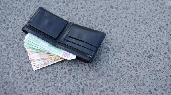 Un polițist aflat în timpul liber a găsit 10.000 de euro și i-a returnat proprietarului
