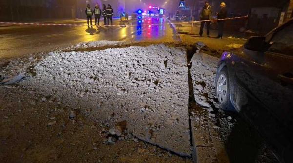 conducta de gaz sparta la craiova asfaltul a fost distrus 30 de oameni au fost evacuati intervin pompierii