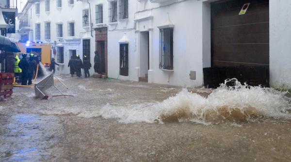 Imagini din Spania, unde e cod roșu de furtuni. Furtuna Leonardo devastează Andaluzia. Râuri și 10 baraje, în „risc extrem” de viituri