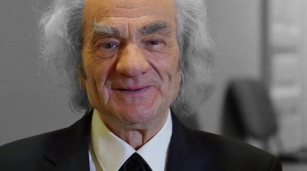 leon danaila unul dintre cei mai mari neurochirurgi ai lumii a fost decorat cu ordinul militar de romania pentru intreaga cariera