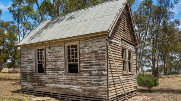 o cladire grav degradata fara apa si curent a fost scoasa la vanzare cu 145 000 de dolari si oamenii sunt foarte interesati de ea