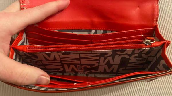 o femeie a cumparat cu 3 lei un portofel dintr un second hand l a deschis cand a ajuns acasa si a ramas impresionata de ce a gasit