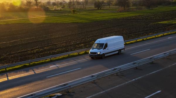 Șoferii români care lucrează în străinătate se plâng că muncesc mult și mănâncă o dată pe zi: „Sunt zile în care conduc 21 de ore”