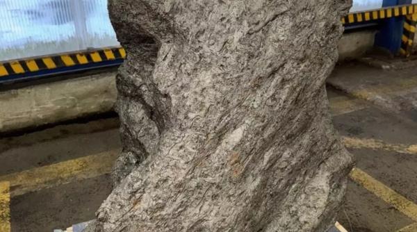 un fragment de meteorit de 2 5 tone din china a fost descoperit intr un container pe un vapor in rusia unde era programat sa plece