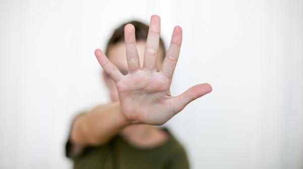 Caz şocant în Franţa: un băiat de 5 ani a fost drogat şi violat de 10 bărbaţi, printre care şi tatăl său