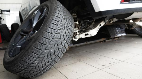 cinci romani au furat rotile de la zeci de mercedesuri si bmw uri din reprezentantele auto din austria si au lasat masinile pe butuci