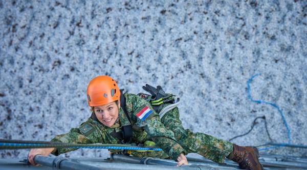 imagini cu regina maxima a olandei la exercitii de rezistenta fizica sau de tras cu arma la 54 de ani se pregateste sa fie rezervist