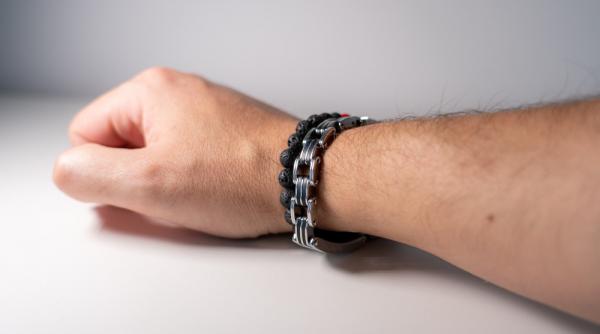 Moda masculină în 2026: brăţările metalice revin în garderoba bărbaţilor