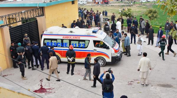 O explozie produsă de un atacator kamikaze a spulberat o moschee în Pakistan. Autoritățile anunță zeci de morți și peste 100 de răniți
