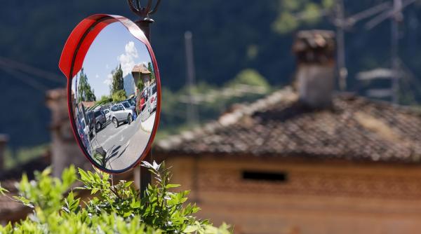 o femeie obsedata de feng shui a provocat o multime de accidente pentru ca tot muta oglinda de trafic din cartier ca sa aiba armonie