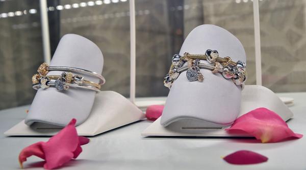 pandora trece de la argint la placarea bijuteriilor cu platina din cauza exploziei preturilor la metale pretioase