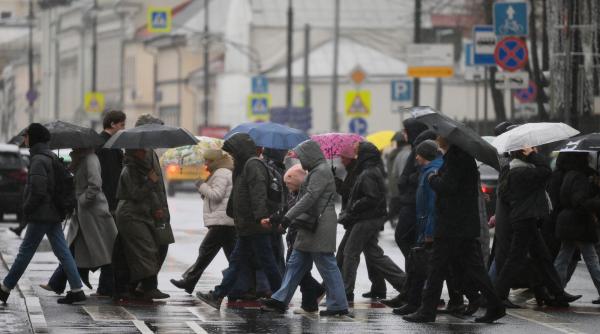 Prognoza meteo actualizată pentru următoarele patru săptămâni: Vremea se încălzește brusc, apoi vin ploile