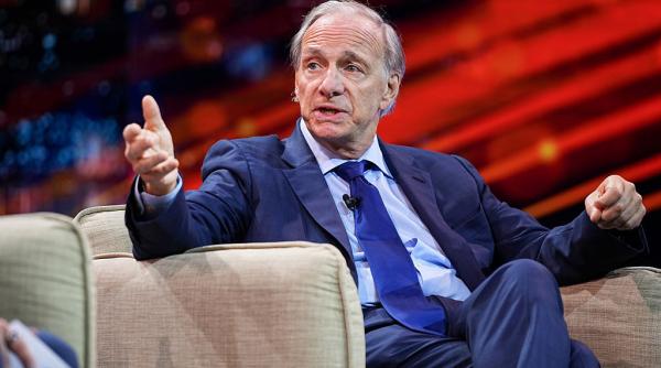 ray dalio avertizeaza ca lumea este in pragul unui razboi al capitalului banii devin arma iar aurul este cea mai buna protectie