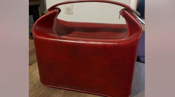ce a gasit o femeie in geanta rosie de piele cumparata de la second hand o adevarata capsula a timpului