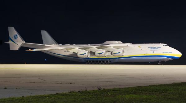 Cel mai mare avion din lume. A stabilit peste 200 de recorduri mondiale, putând transporta greutatea a 52 de elefanți