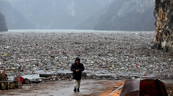 Imagini șocante în Bosnia, zeci de mii de metri cubi de gunoaie din trei țări au acoperit râul Drina: plastic, mobilier, „de toate”