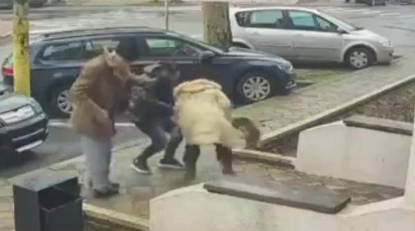 Momentul în care doi soţi sunt tâlhăriţi pe stradă, la Cernavodă. Hoţii au fugit cu 13.000 lei, bani împrumutaţi de bătrâni de la C.A.R