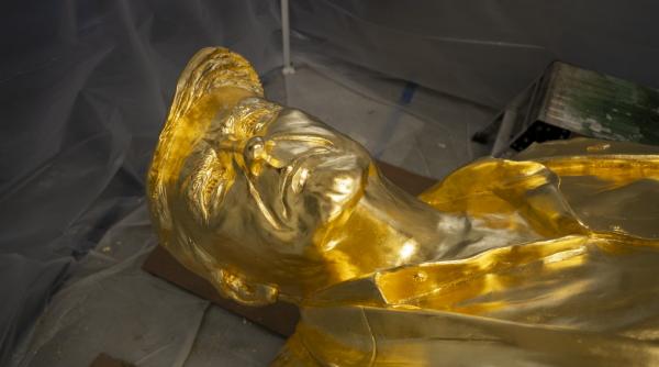 Statuia aurită de 4,6 metri înălţime a lui Trump așteaptă de un an să fie ridicată pe soclu pentru că artistul nu a fost încă plătit