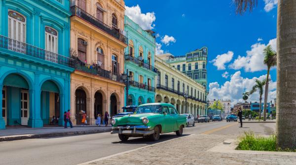 Turismul din Cuba se prăbușește. Hotelurile se închid, iar turiștii sunt mutați din cauza lipsei de petrol pentru energie