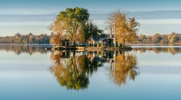 un cuplu din franta a cumparat o casa veche pe malul unui rau desi a fost afectata de inundatii nu ne este frica