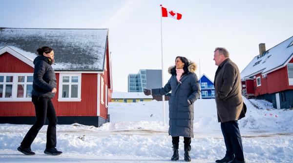 canada si a infipt steagul pe teritoriul groenlandei