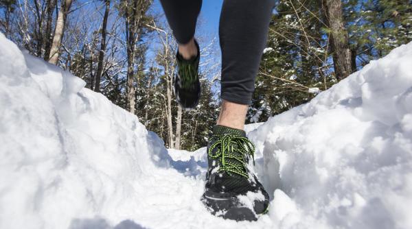 doi tineri au plecat in plina iarna pe muntele ceahlau incaltati cu adidasi pe traseu i au oprit jandarmii
