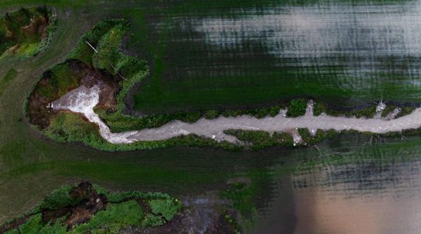 Imagini aeriene spectaculoase din Turcia. Fermierii au găsit o soluție ingenioasă ca să folosească dolinele apărute acum șapte ani 