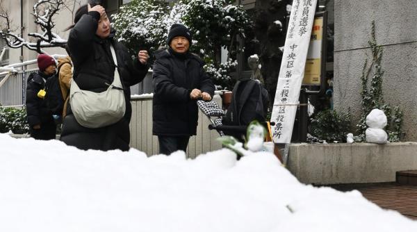 Japonezii înfruntă viscolul și zăpada de 70 de centimetri ca să voteze la alegerile parlamentare