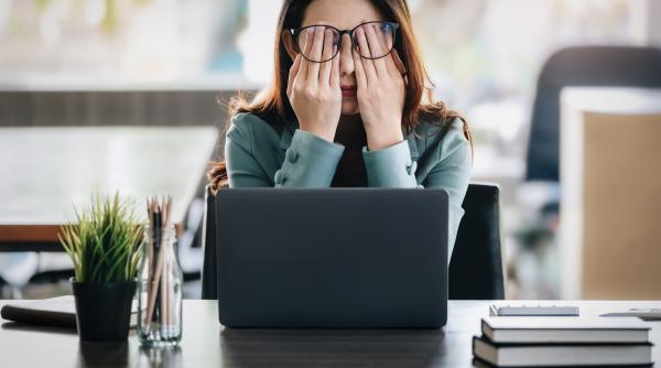 Rețeta „muncești mai mult și primești mai mulți bani” se schimbă. În 2026, companiile renunță la creșterile salariale bazate pe merit