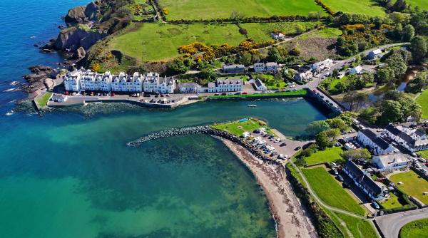 satul magic din irlanda de nord folosit in game of thrones o atractie pentru turisti pesteri vechi de peste 400 de milioane de ani