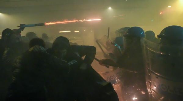 violente la milano protestatarii au vrut sa ajunga in satul olimpic si au aruncat cu fumigene politia a reactionat cu tunuri cu apa