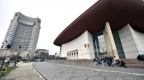 actorii de la teatrul national ies in strada la protest dupa ce ministerul culturii le a cerut sa explice ce lucreaza 8 ore pe zi