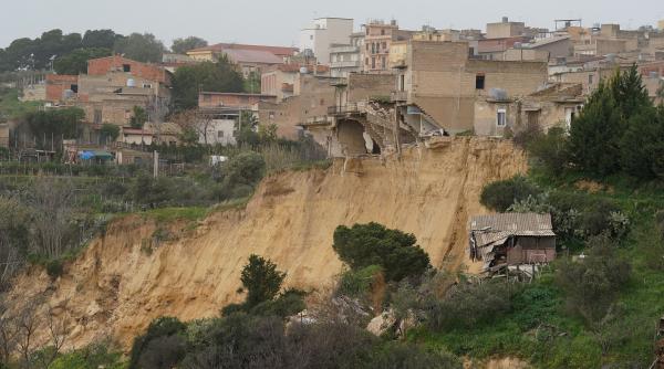 am pierdut totul furie si disperare in orasul sicilian care se prabuseste la propriu dupa o alunecare de teren
