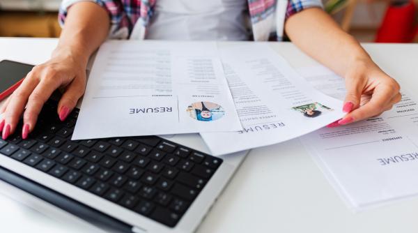 Ce este recrutarea inversă, noua tendință de pe piața muncii. Daniel a folosit-o ca să-și găsească un job de birou