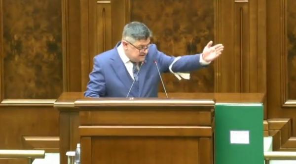 daca nu il scoateti din sala il scot eu scandal in plenul senatului ninel peia a vrut sa provoace o incaierare cu un deputat usr