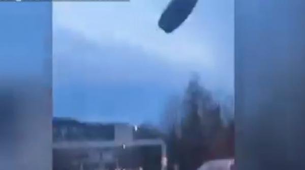 Imagini şocante cu roata unui camion care s-a desprins în mers şi a rulat cu 60 km/h printre maşini, pe autostradă, în Franţa