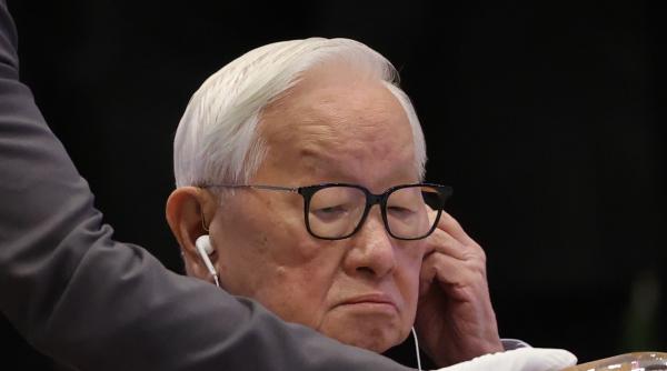 la 55 de ani a fondat compania de care azi depinde toata lumea acum la 94 de ani are miliarde iar ceo ul nvidia il scoate la cina