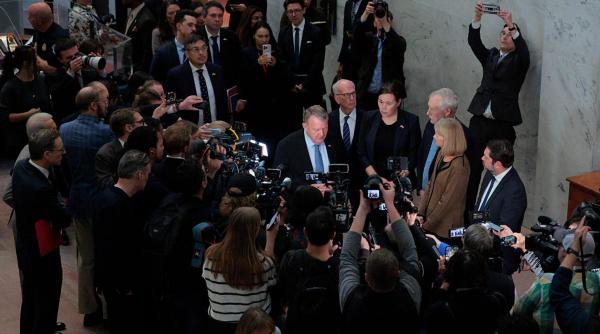 mai multi senatori americani s au dus in vizita in groenlanda pentru a reconstrui increderea avem un presedinte care a tradat o