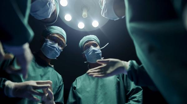 Medicii au ținut în viață un bărbat fără plămâni timp de 48 de ore. Cum a fost posibil