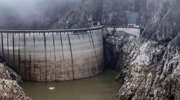 noua crestere a turbiditatii apei la vidraru 40 000 de oameni din zona raman in continuare fara apa potabila