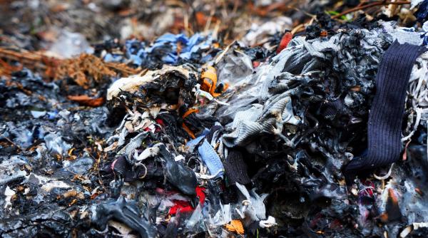 Uniunea Europeană interzice distrugerea hainelor nevândute. Măsura intră în vigoare pe 19 iulie pentru marile companii