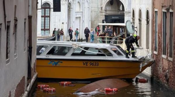 VIDEO Momente de panică la Veneţia. O barcă cu motor a lovit două gondole, iar turiștii au căzut în apă