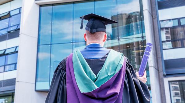 ancheta in marea britanie zeci de mii de studenti printre care si romani ar fi fraudat sistemul de imprumuturi universitare