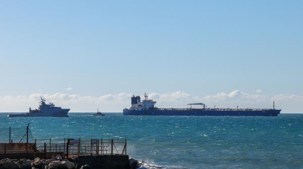 dupa ce i au vandut lui putin sute de petroliere vechi grecia si malta se opun cererii ue de interzicere a transporturilor navale ruse