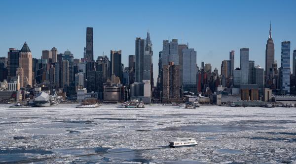 Imagini cu blocuri de gheață luate de curenți pe râul Hudson, prin fața zgârie-norilor din Manhattan. N-a mai fost așa ger din anii ’60