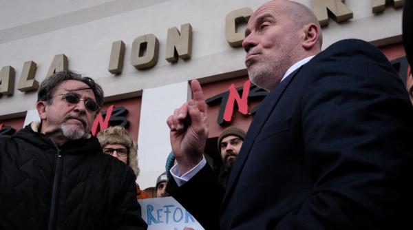 ministrul culturii filmat in timp ce i jigneste pe actorii de la teatrul national care i au cerut demisia prostia e mare