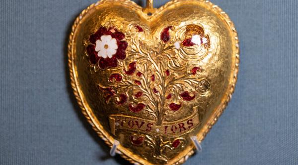 muzeul britanic pastreaza un pandantiv care i a apartinut lui henric al viii lea dupa donatii de 3 5 milioane de lire sterline