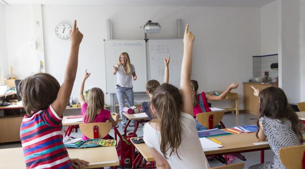 Profesorii nu vor reveni la norma de 18 ore. Bolojan: „Nu e posibil. Norma de 20 de ore e nivelul minim european”