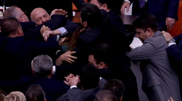Parlamentarii din Turcia și-au cărat pumni fără număr, din cauza ministrului numit de Erdogan