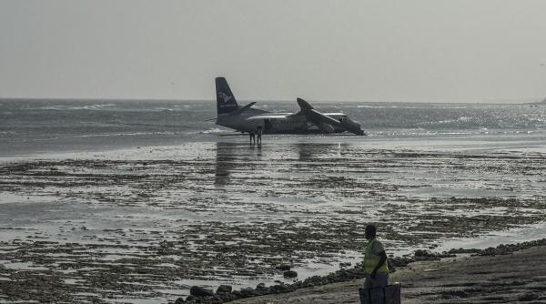 Un pilot a salvat 55 de pasageri dintr-un avion, după ce a aterizat forțat aeronava cu defecțiuni pe țărm, în Somalia